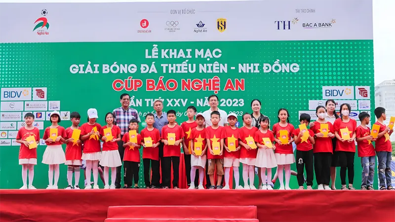 Mẫu diễn văn khai mạc giải bóng đá cho học sinh